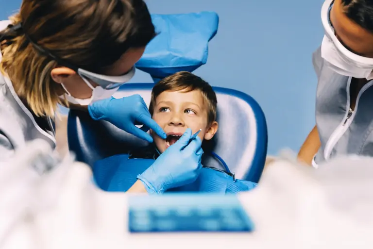 niño en el dentista